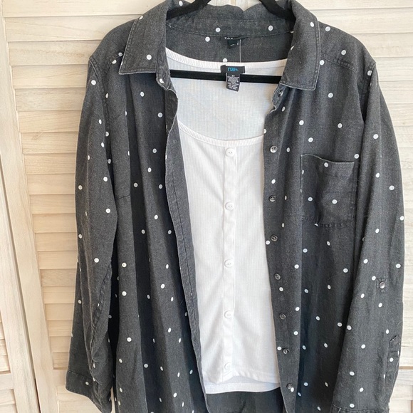 TORRID Taylor Grey Dot Print Button Up Top - Picture 3 of 3